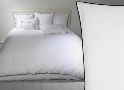 Christian Fischbacher Bettwäsche Satin Selection Weiß mit schwarzer Paspel