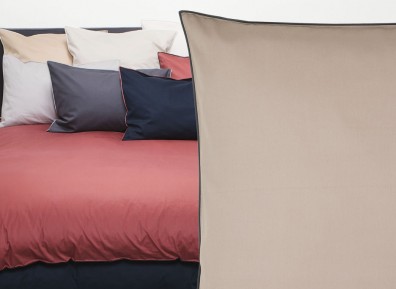 Christian Fischbacher Bettwäsche Satin Selection Aschgrau mit dunkel blauer Paspel